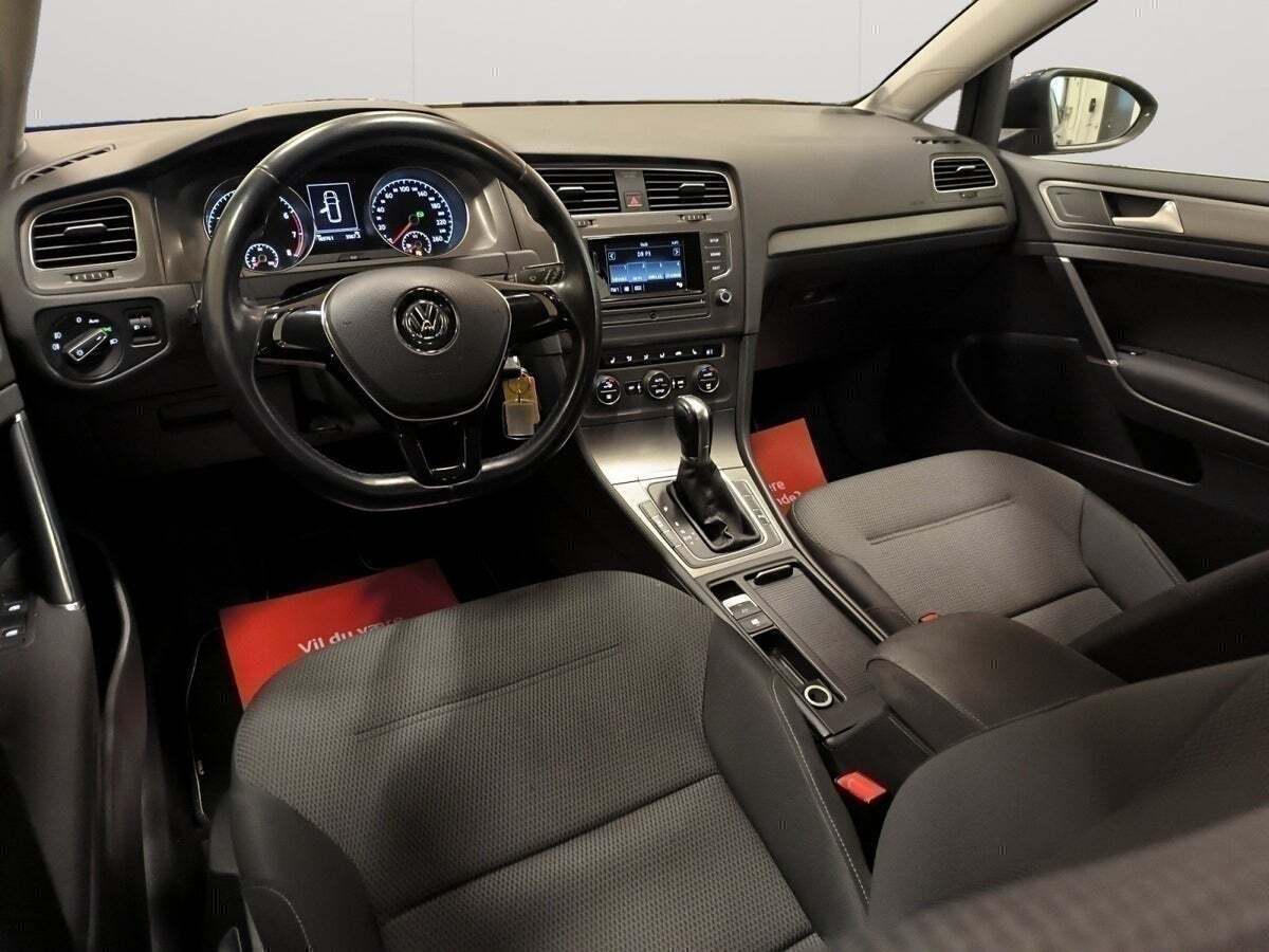 Blå VW Golf VII fra 2014