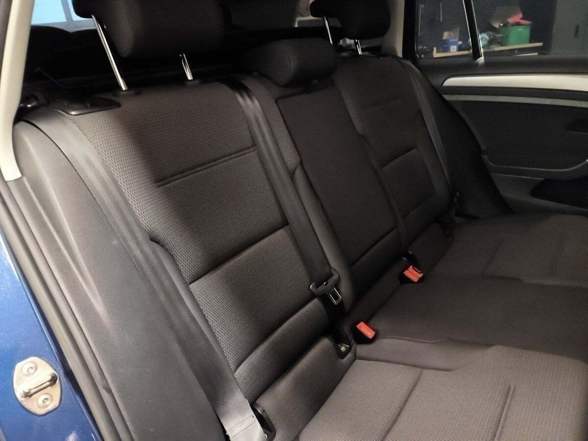 Blå VW Golf VII fra 2014