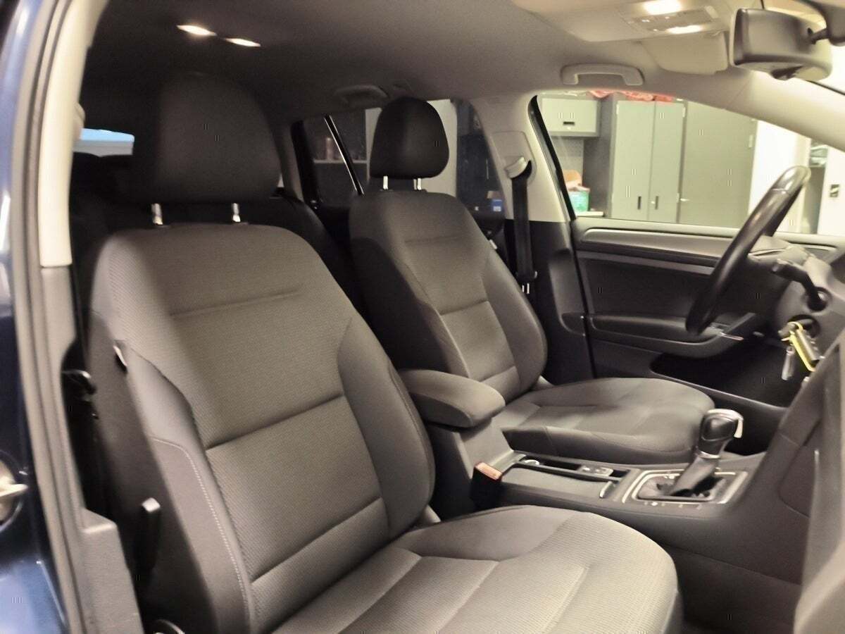 Blå VW Golf VII fra 2014