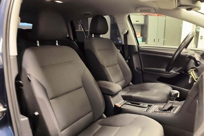 Blå VW Golf VII fra 2014