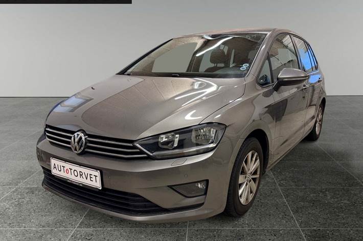 Orange VW Golf Sportsvan fra 2015