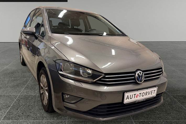 Orange VW Golf Sportsvan fra 2015