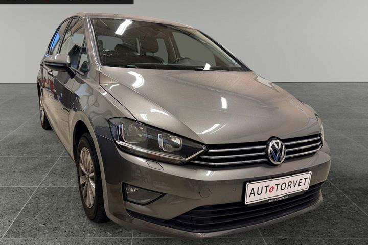 Orange VW Golf Sportsvan fra 2015