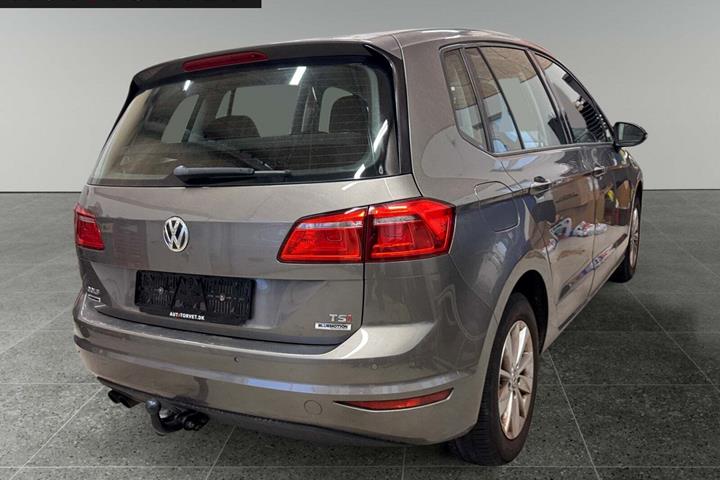 Orange VW Golf Sportsvan fra 2015