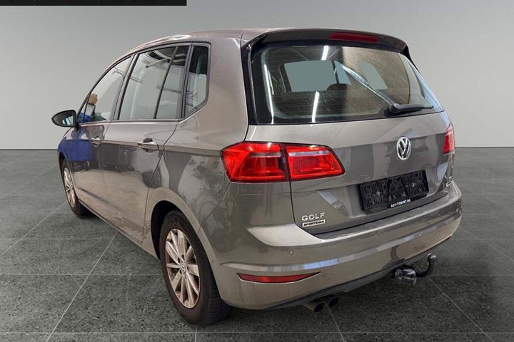 Orange VW Golf Sportsvan fra 2015
