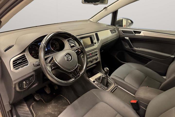 Orange VW Golf Sportsvan fra 2015