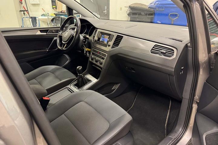 Orange VW Golf Sportsvan fra 2015