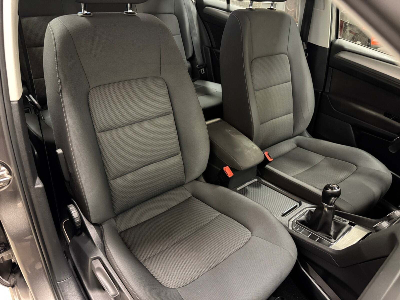 Orange VW Golf Sportsvan fra 2015