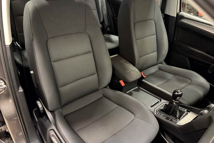 Orange VW Golf Sportsvan fra 2015