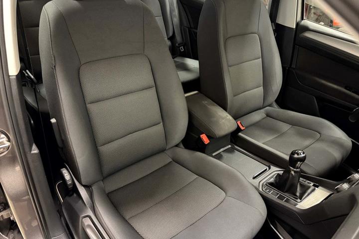 Orange VW Golf Sportsvan fra 2015
