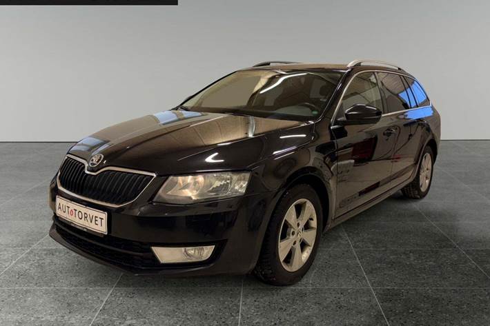 Sort Skoda Octavia fra 2015 set udefra
