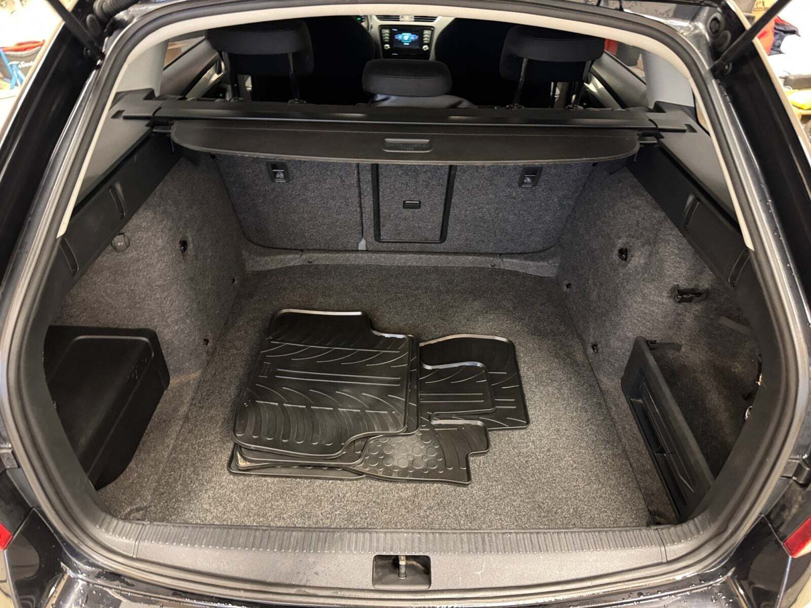 Sort Skoda Octavia fra 2015