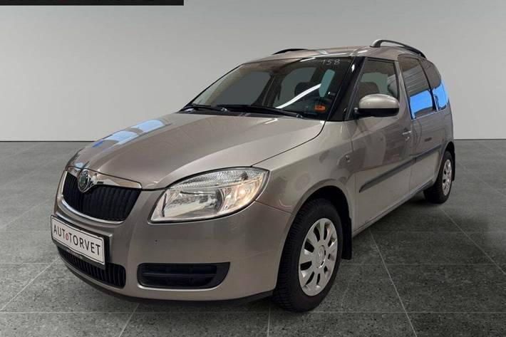 Orange Skoda Roomster fra 2010 set udefra