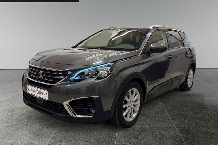 Grå Peugeot 5008 fra 2017 set udefra