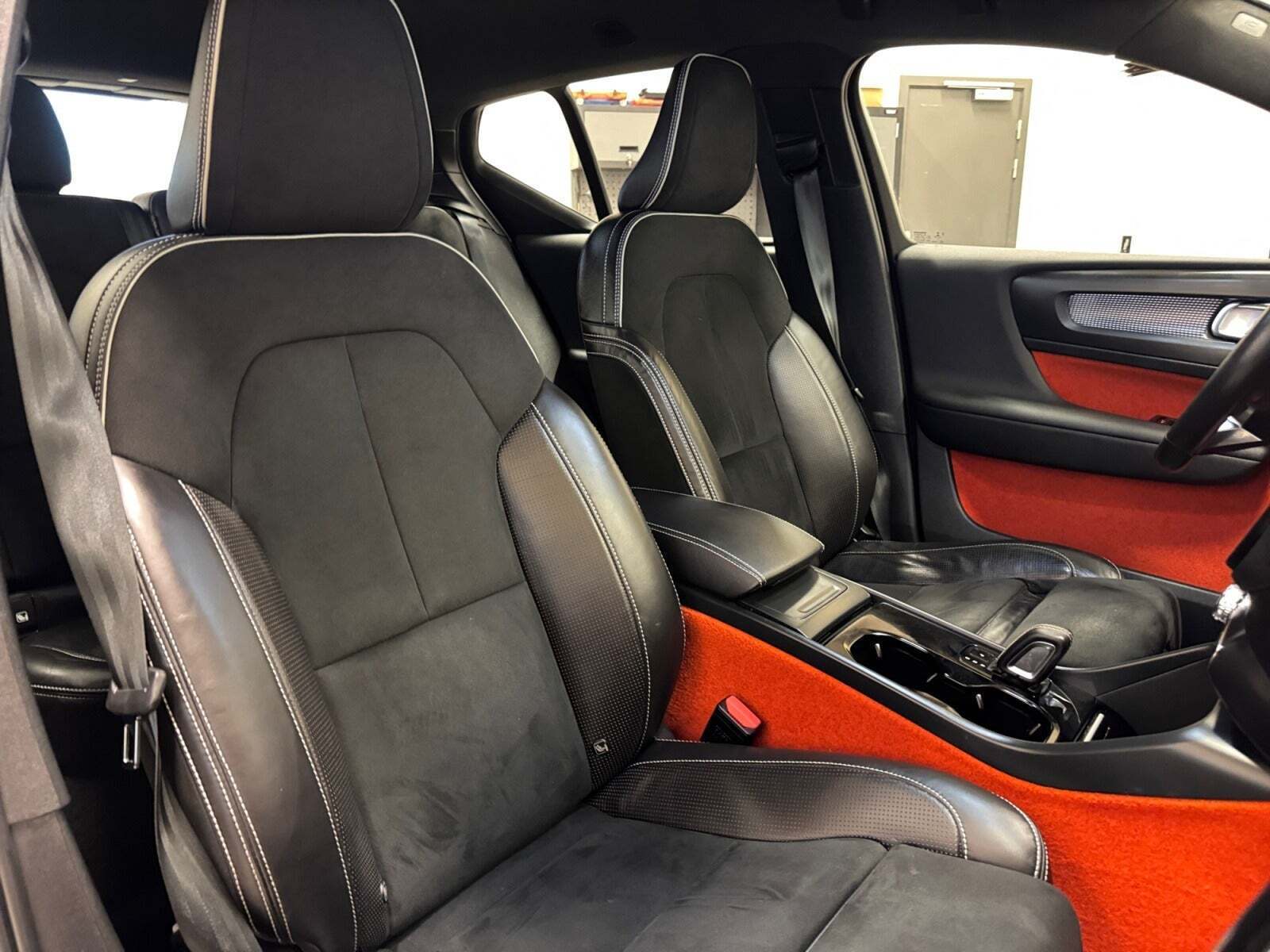 Grå Volvo XC40 fra 2021