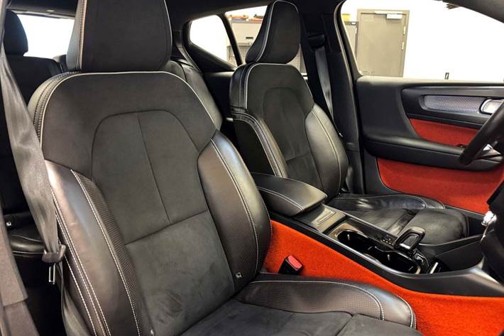 Grå Volvo XC40 fra 2021