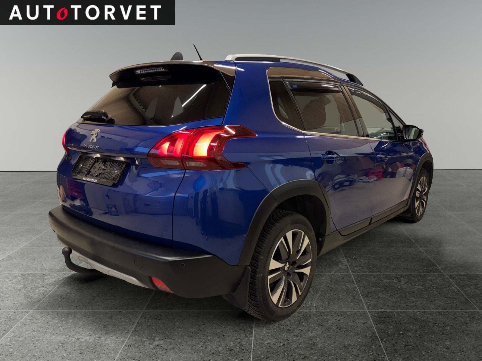 Blå Peugeot 2008 fra 2019