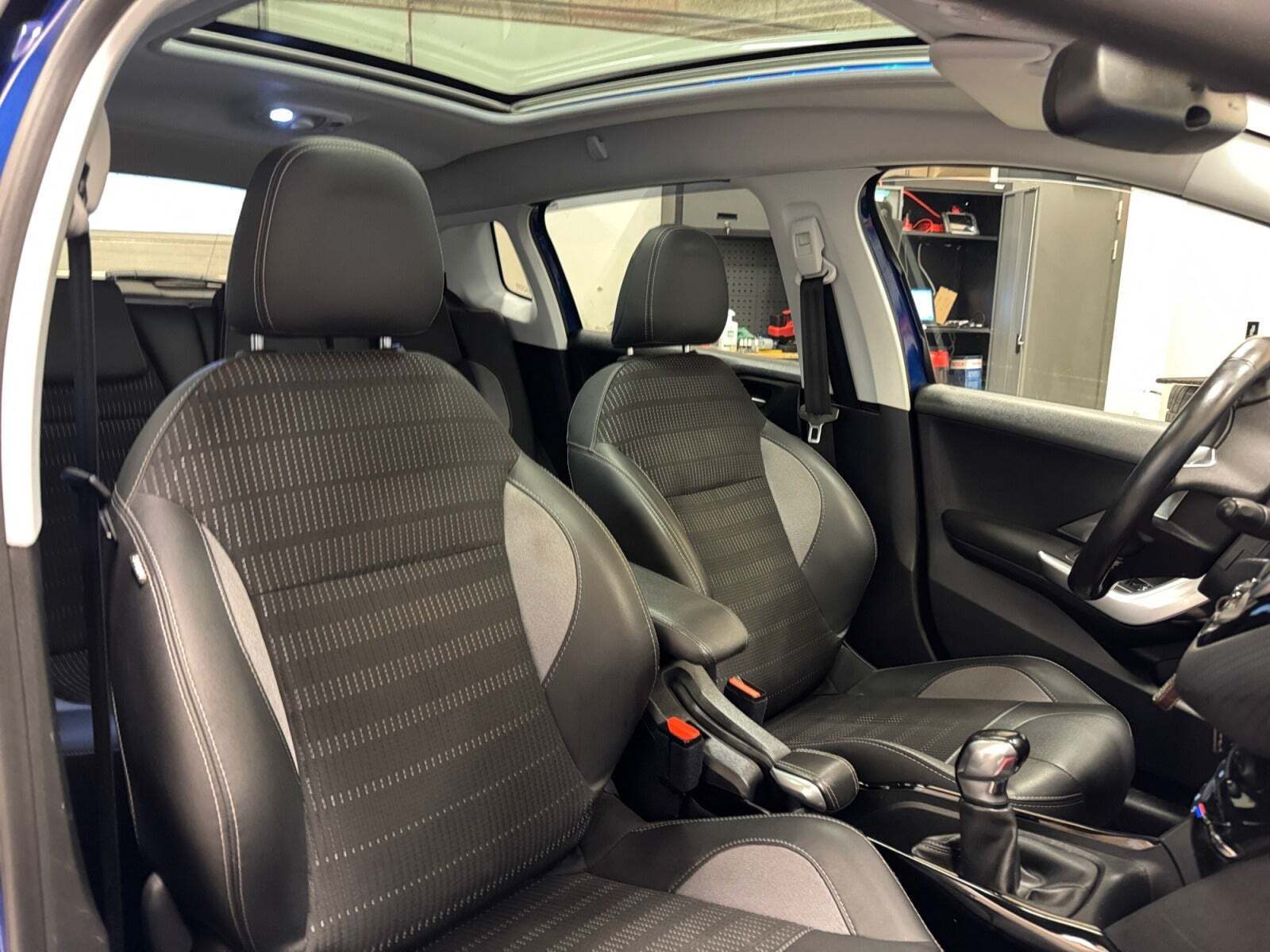Blå Peugeot 2008 fra 2019