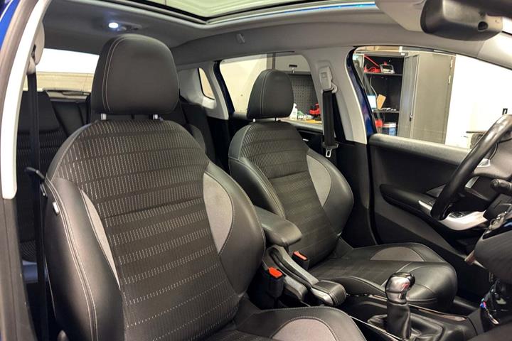 Blå Peugeot 2008 fra 2019