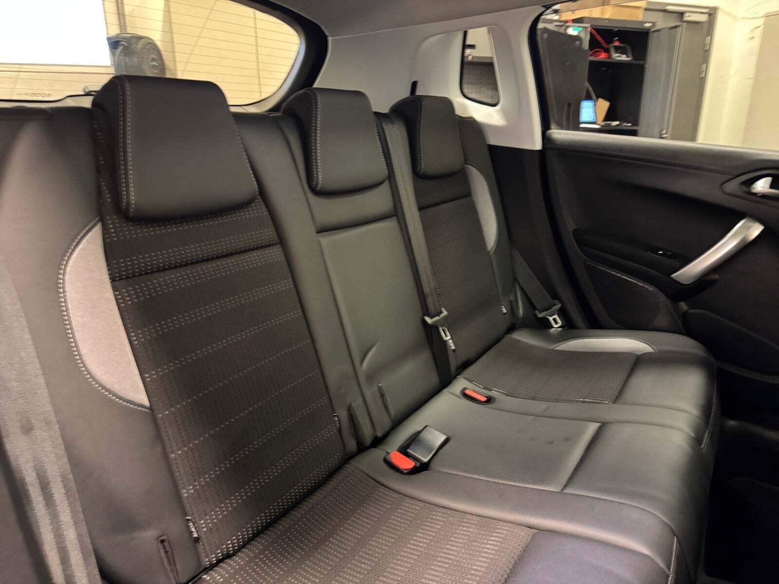 Blå Peugeot 2008 fra 2019