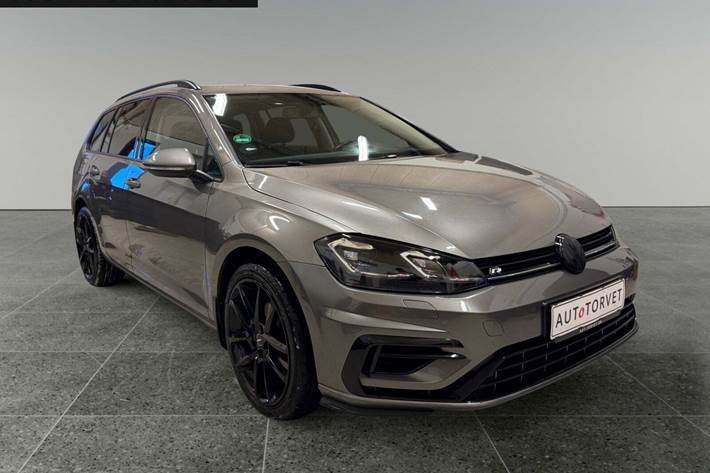 Grå VW Golf VII fra 2016