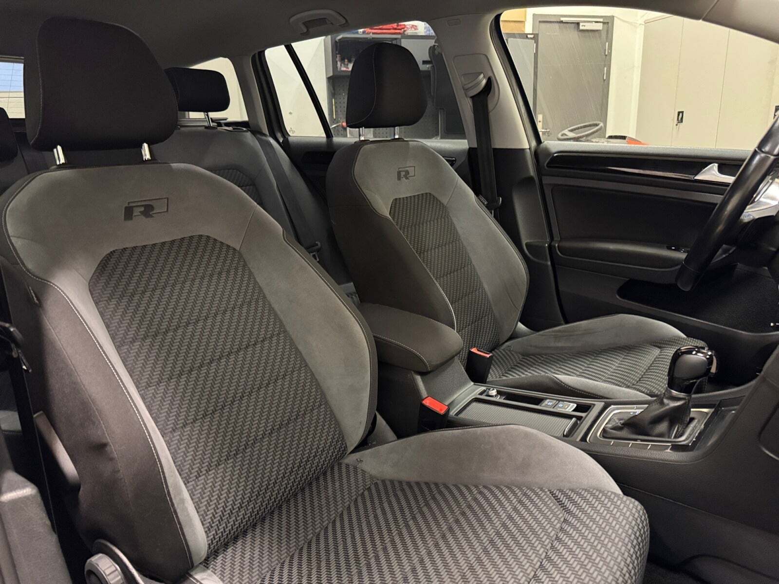 Grå VW Golf VII fra 2016