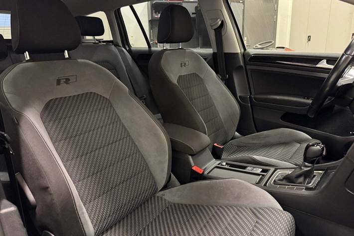 Grå VW Golf VII fra 2016