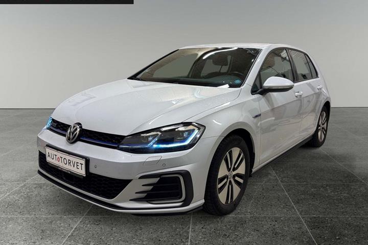 Hvid VW Golf VII fra 2017 set udefra