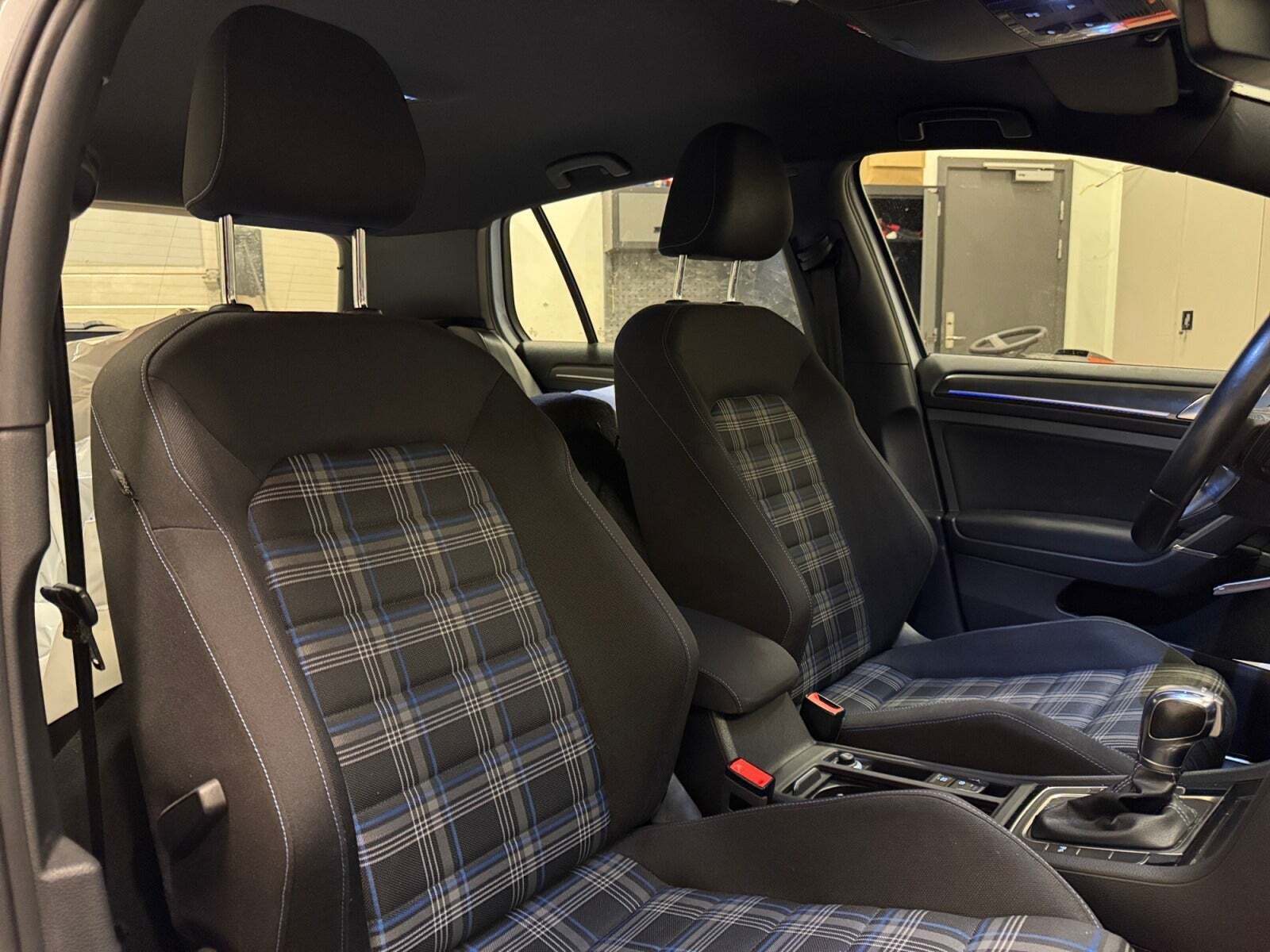 Hvid VW Golf VII fra 2017