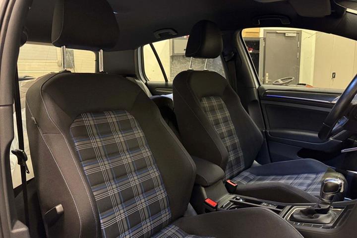 Hvid VW Golf VII fra 2017