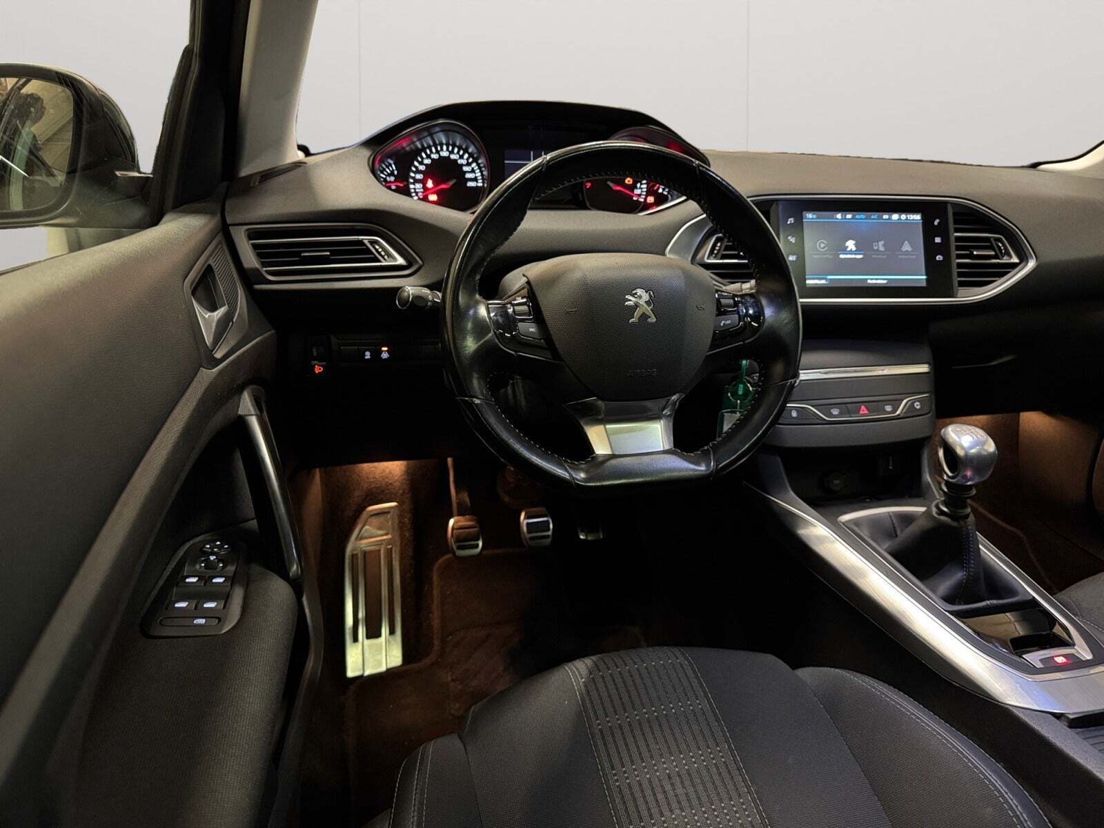 Peugeot 308 1,2 e-THP 130 Allure Sky SW