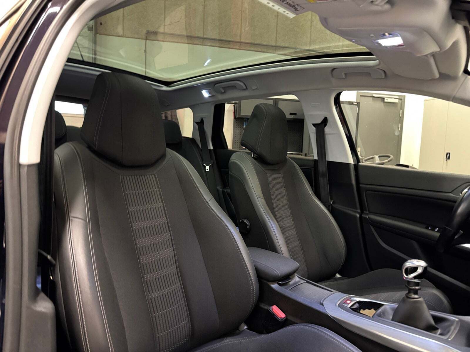 Blå Peugeot 308 fra 2018