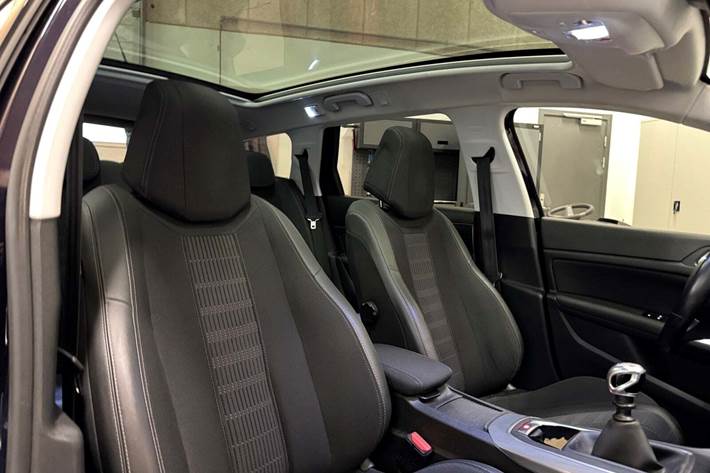 Blå Peugeot 308 fra 2018