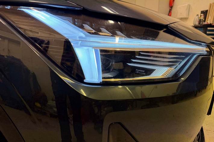 Blå Polestar 2 fra 2024