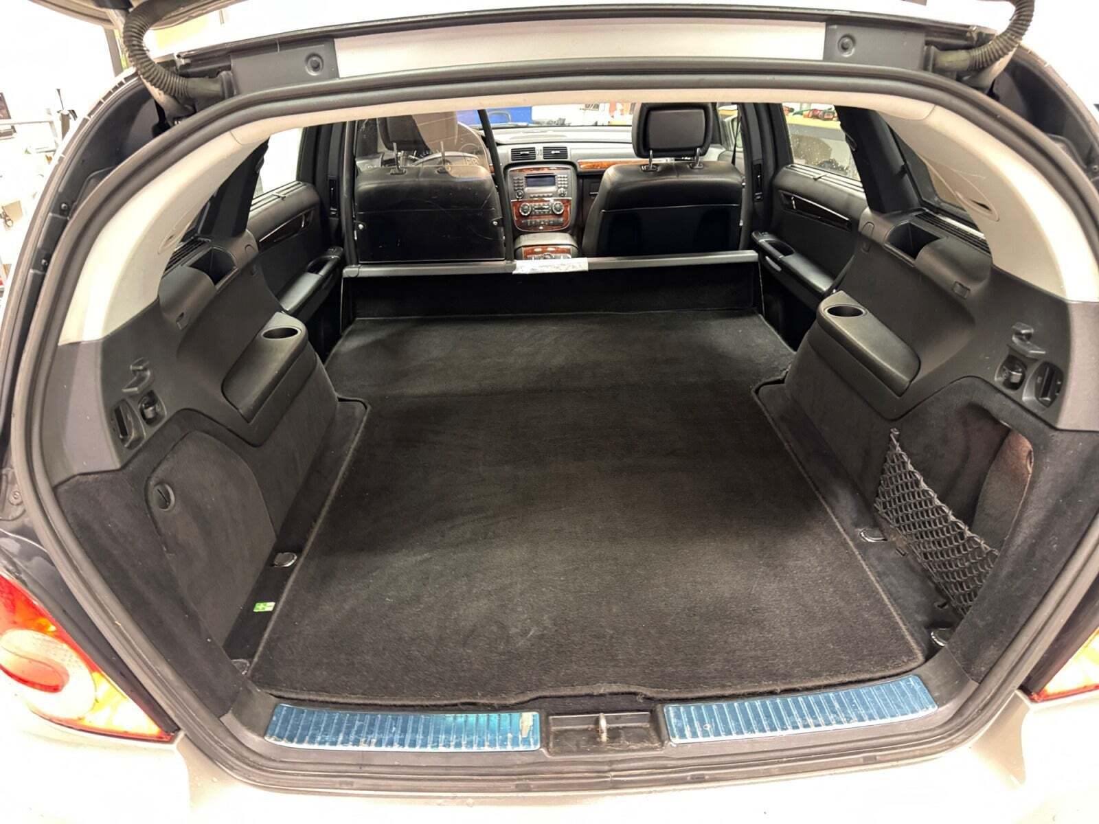 Orange Mercedes R320 fra 2006