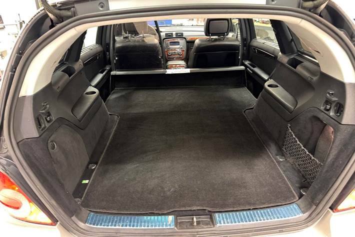 Orange Mercedes R320 fra 2006