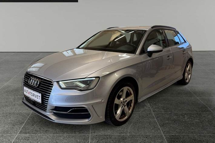 Sølv Audi A3 fra 2016 set udefra