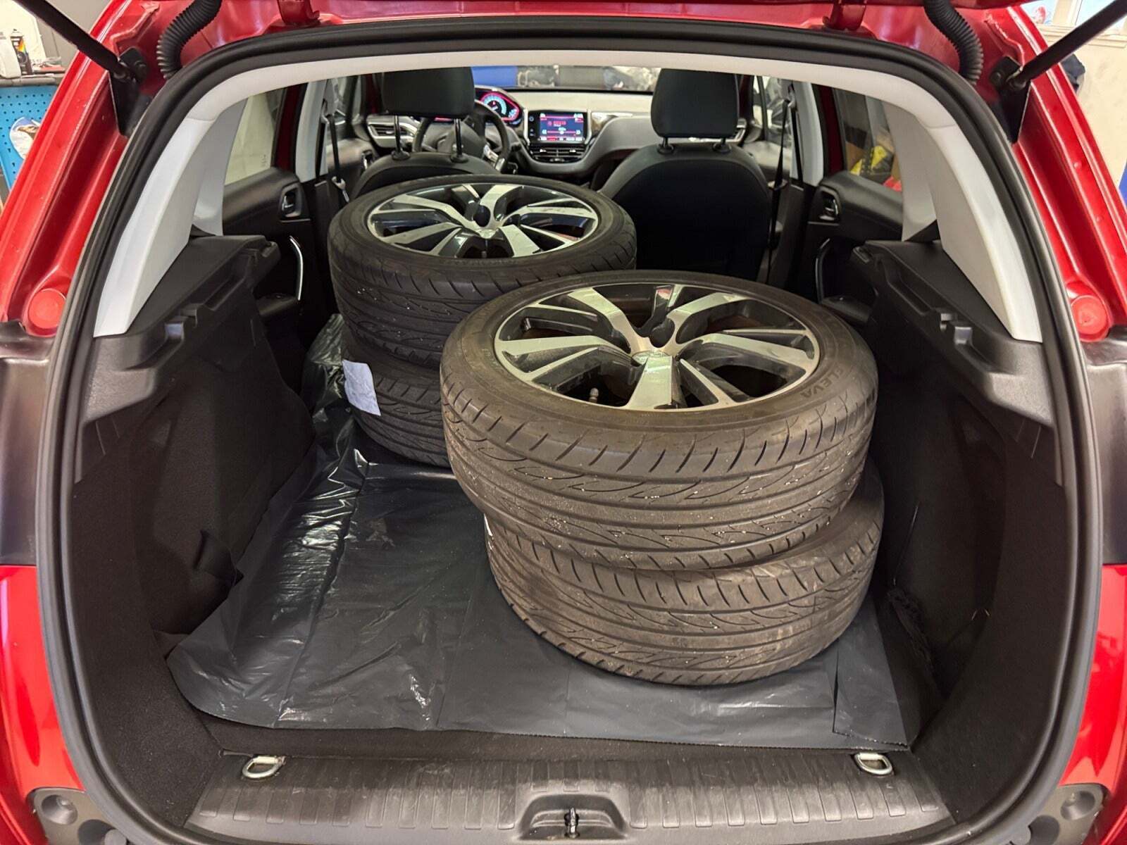 Rød Peugeot 2008 fra 2018