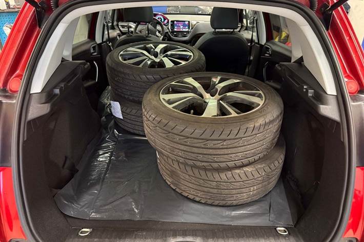 Rød Peugeot 2008 fra 2018