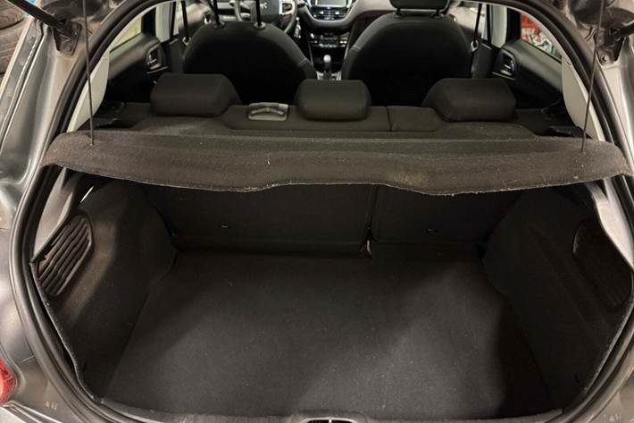 Grå Peugeot 208 fra 2016