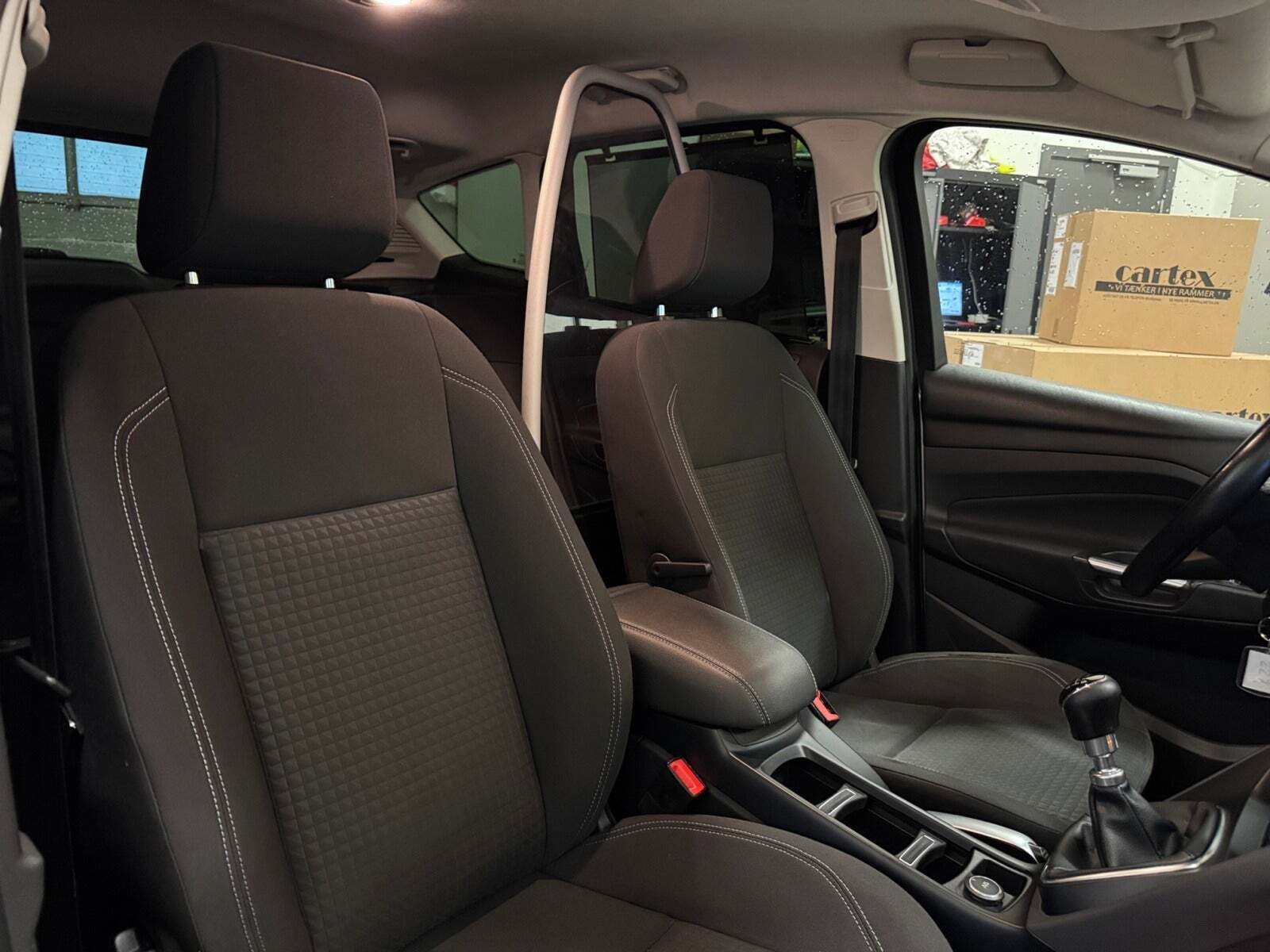 Sølv Ford C-MAX fra 2016