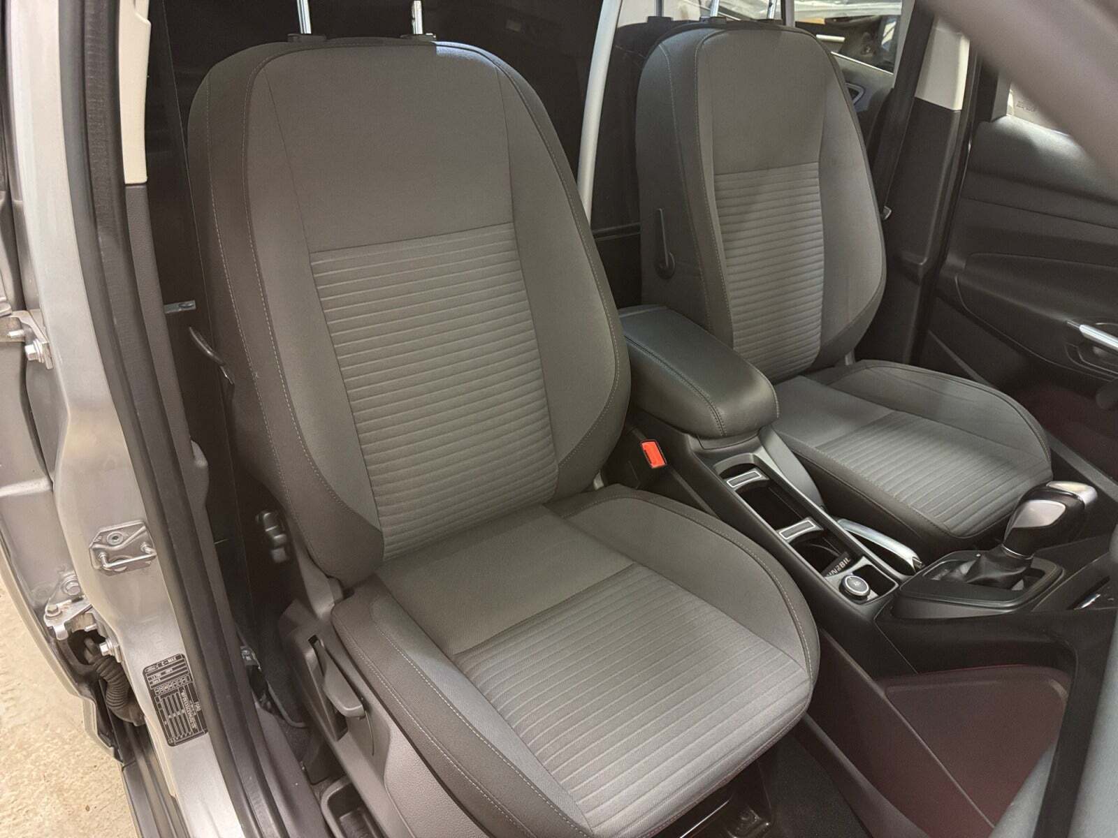 Sølv Ford C-MAX fra 2017