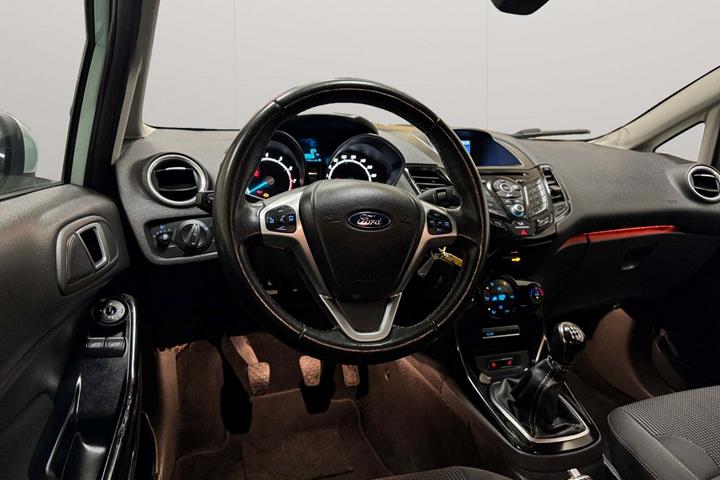 Blå Ford Fiesta fra 2016