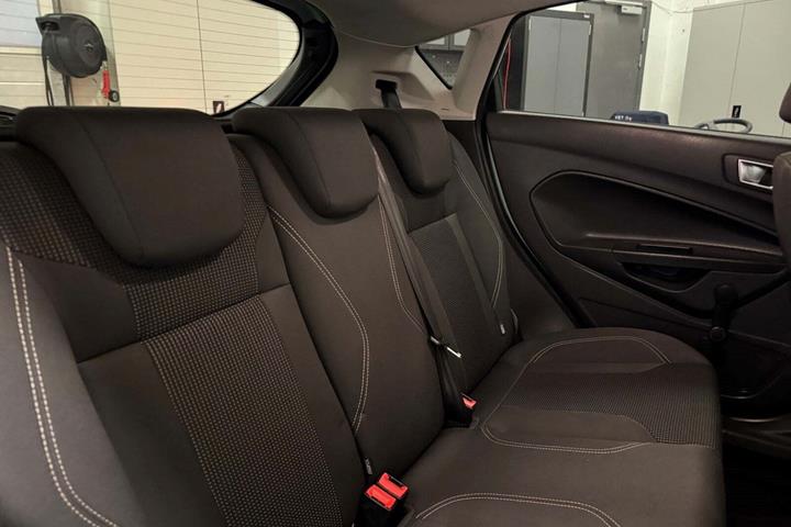 Blå Ford Fiesta fra 2016