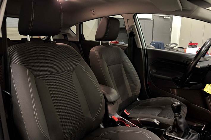 Blå Ford Fiesta fra 2016