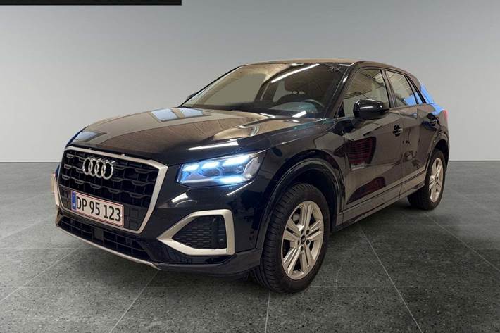 Sort Audi Q2 fra 2022 set udefra
