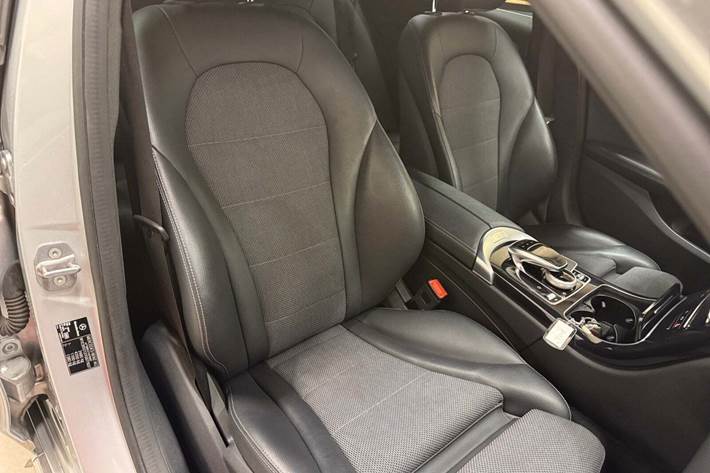 Sølv Mercedes C300 de fra 2021