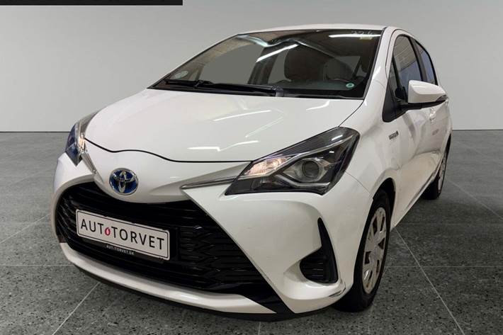 Hvid Toyota Yaris fra 2017 set udefra
