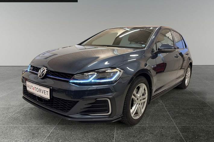 Blå VW Golf VII fra 2018