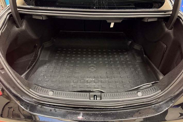 Sort Mercedes E220 d fra 2019